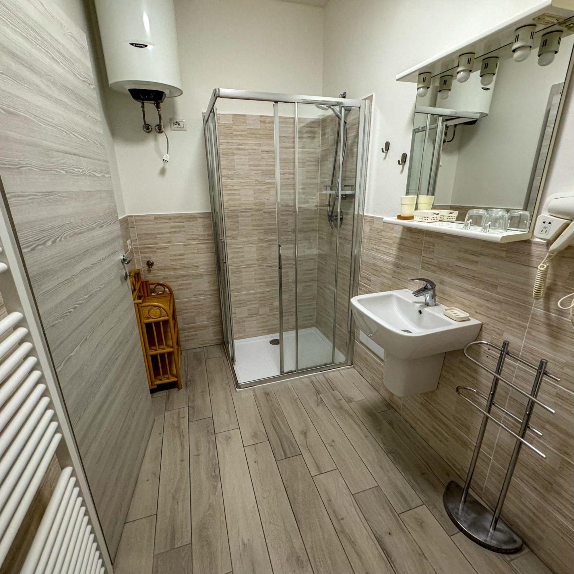 Sg Rooms - Casa Laura Peschiera del Garda Buitenkant foto